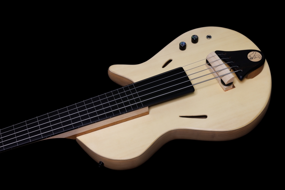 Benevolent Basses Benevolo Cinque with Hi-C string 入荷致しました