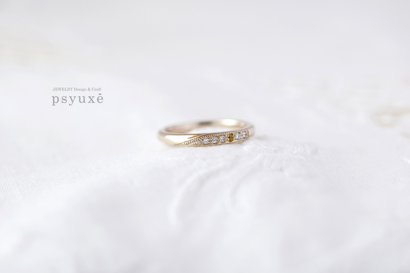 お二人の誕生石、ダイアモンドとイエローサファイアを合わせると8ピースの末広がりになるオーダーメイドのご結婚指輪です。
