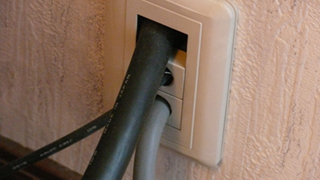 壁からスピーカーケーブルが直接露出
