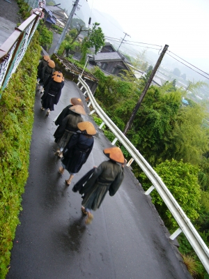 雲水お茶の托鉢