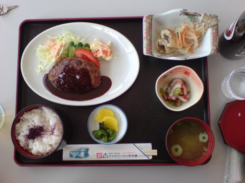 なぜかハンバーグ定食