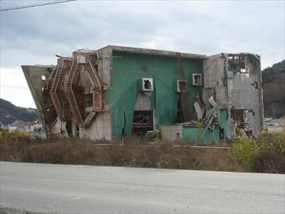 倒れたビル、緑の面が屋上、女川町
