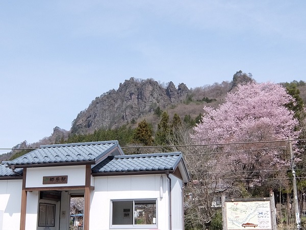 駅舎の向こうに岩櫃山が聳えていました