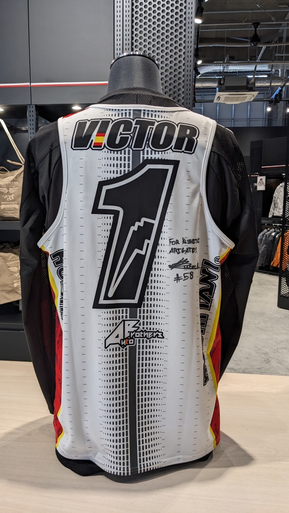 相模ウェア 展示中】IA2 ビクトル・アロンソ選手の表彰台用ウェアを展示しています
