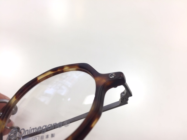 ネジに職人のこだわりを感じるコンビネーションフレーム onimegane