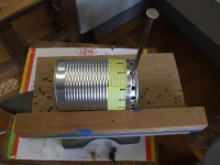 空き缶の穴あけ