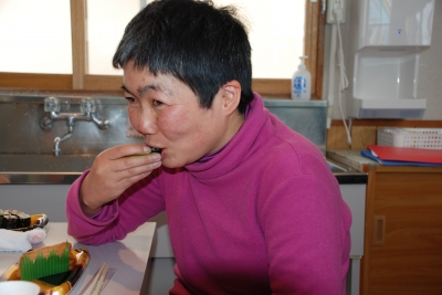 お寿司を笑顔で食べている