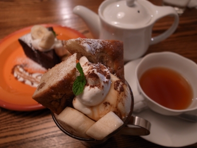バナナと胡桃のケーキパフェ