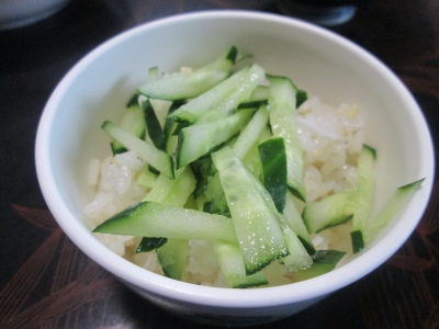 自宅で取れた有機野菜を使った料理：酢飯にキュウリをそえて