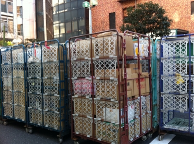 日本ユニバに送られてきた物資は、クロネコヤマトのカートに入れられたまま道路に溢れている