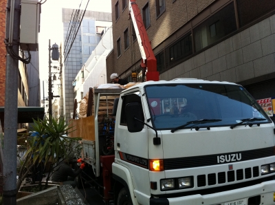 19日に東京を出発した4トントラック。荷積み作業中