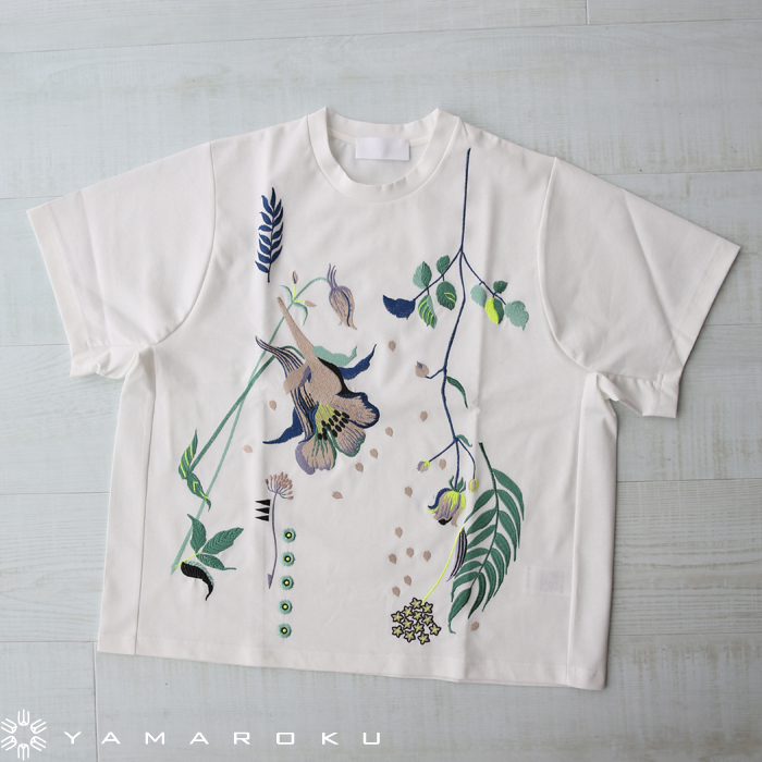 Mame Kurogouchi(マメ) Botanical Embroidery Big T-Shirt、Tribal 