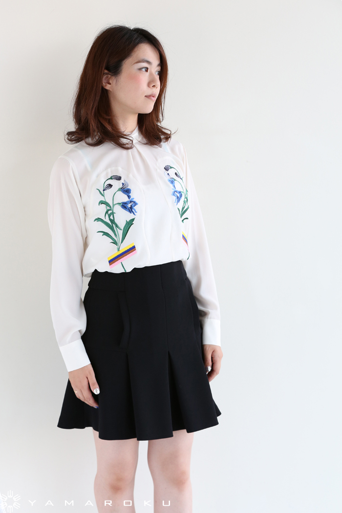 AKIRA NAKA(アキラナカ) Back open embroidery BL 刺繍ブラウス