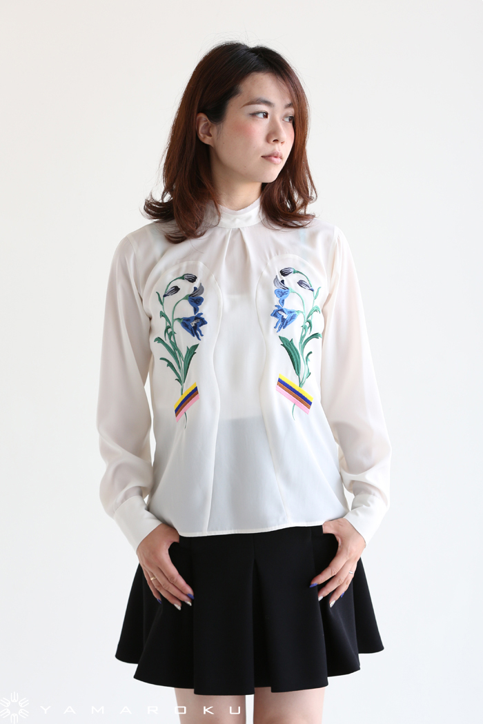AKIRA NAKA(アキラナカ) Back open embroidery BL 刺繍ブラウス 