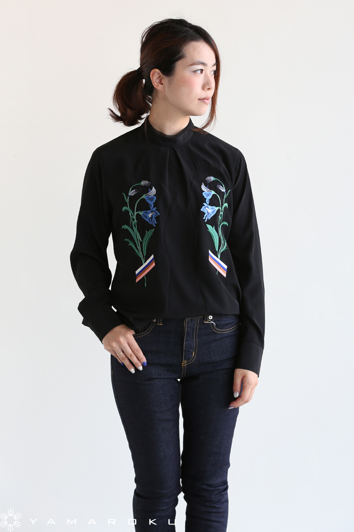 AKIRA NAKA(アキラナカ) Back open embroidery BL 刺繍ブラウス 