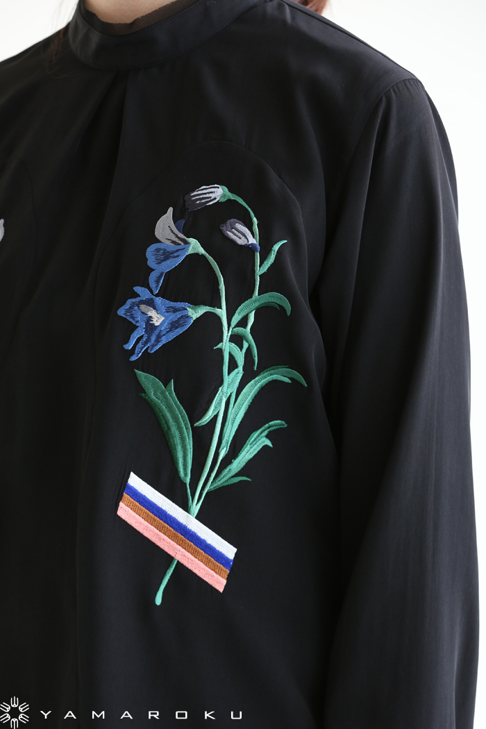 AKIRA NAKA(アキラナカ) Back open embroidery BL 刺繍ブラウス 
