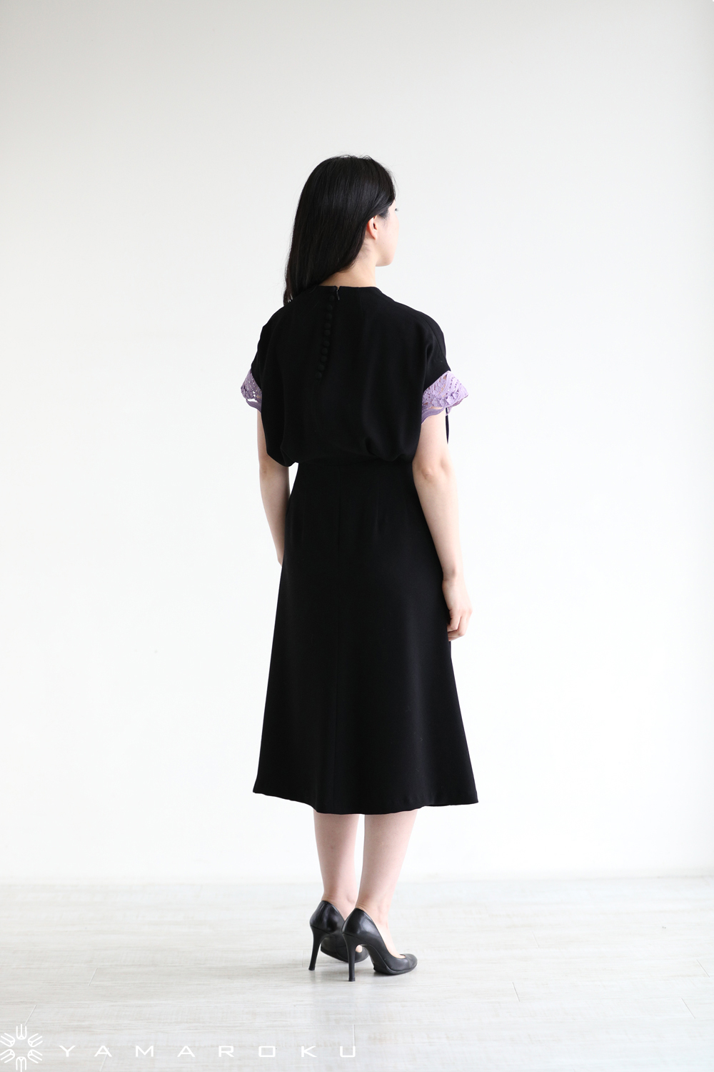 Mame Kurogouchi(マメ) Embroidery Cuffs V-Neck Dress！！ | YAMAROKU