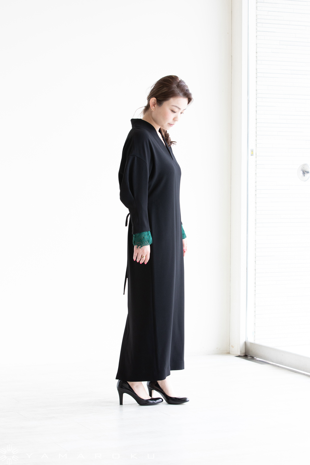 Mame Kurogouchi(マメ) Embroidery Cuffs V-Neck Dress！！ | YAMAROKU 