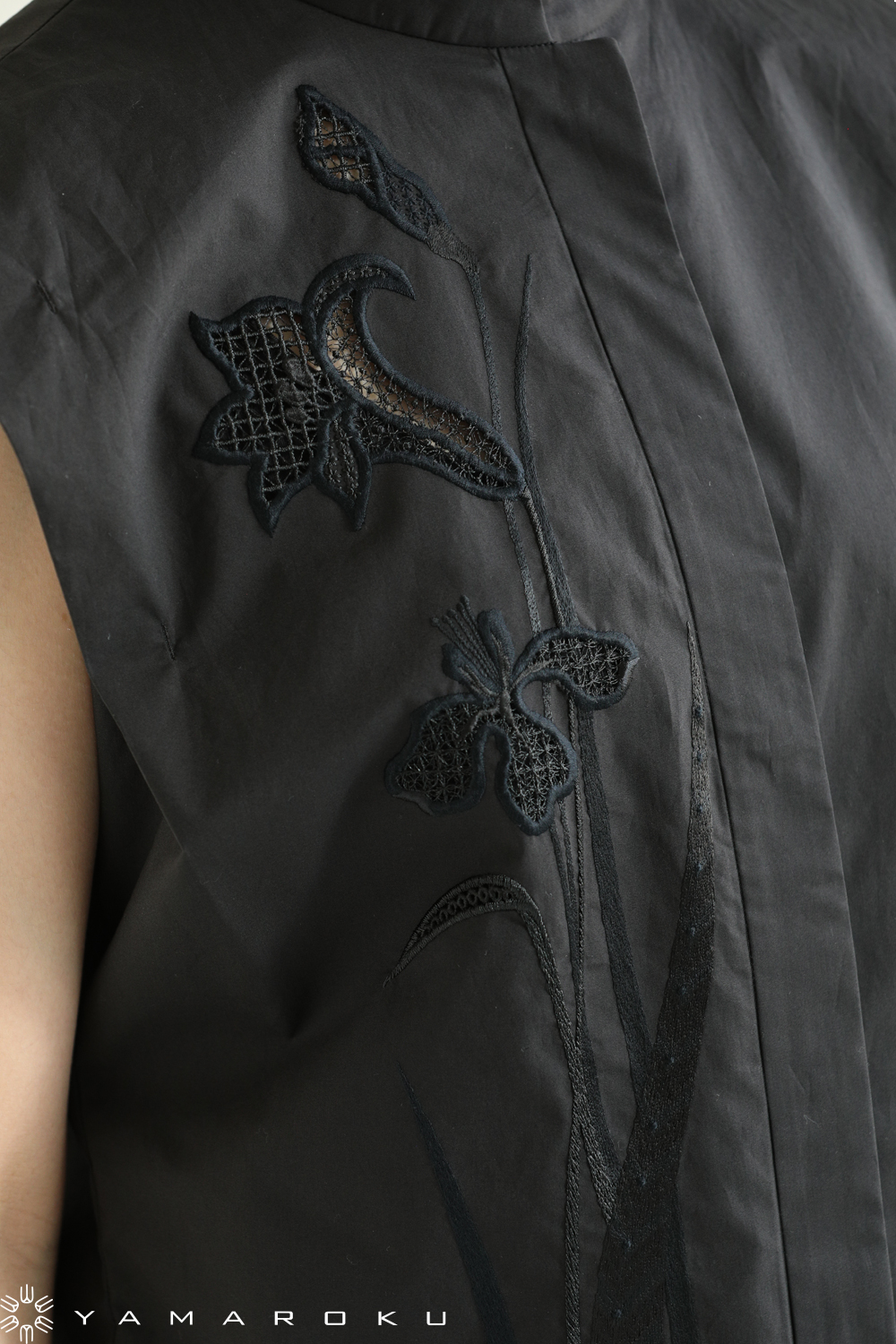 Mame Kurogouchi(マメ) Botanical Embroidery Sleeveless Shirt