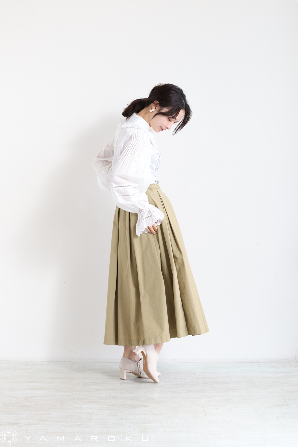 MUVEIL 四葉のクローバー刺繍シャツ