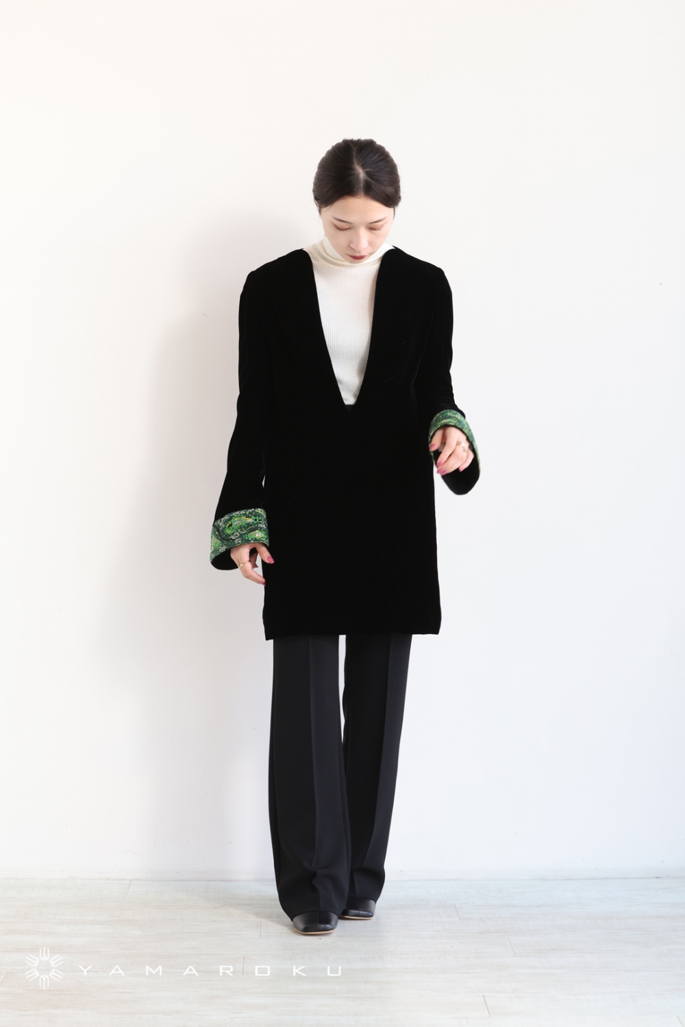 Mame Kurogouchi(マメ) Embroidered Velvet Plunge Mini Dress