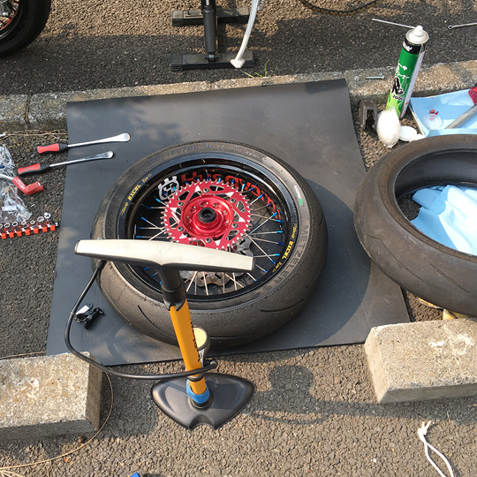 タイヤ交換、メッツラーレーステックRR！ | ///NMR Blog///日本メット