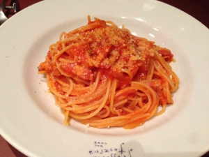 パンチェッタと玉葱のトマトソース