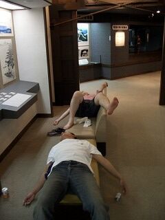 20050829 ピアドーム天窓 寝る二人