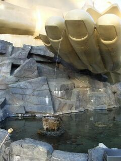 20061125 黄金の巨大神像 水