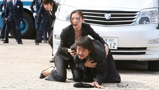 笑う警官