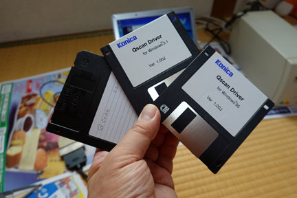 windows98のフィルムスキャナーで、切られたネガをスキャンする