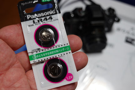 美品です。Nikon F3 HP ハイアイポイント／チェック用の電池入 ニコンF3の電池を交換する LR44 | イケてる、モノ・コト