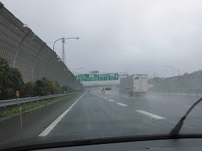 雨の関越自動車道