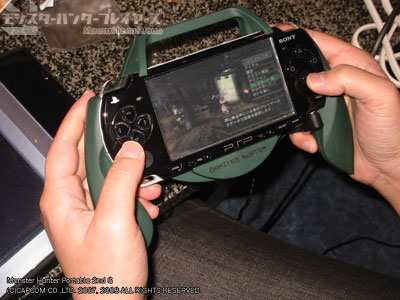 新型PSP(PSP-2000)専用の別売グリップ
