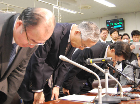 会見の冒頭、システム障害を陳謝し頭を下げるみずほ銀行の西堀利頭取(中央)ら