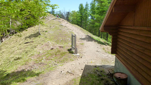 避難小屋脇を通って