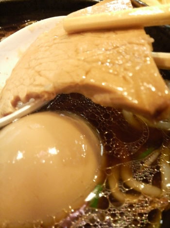チャーシューと味玉の様子