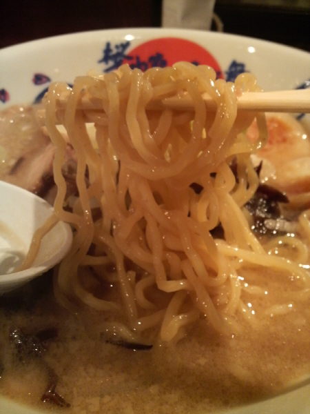 桜吹雪が風に舞う の麺