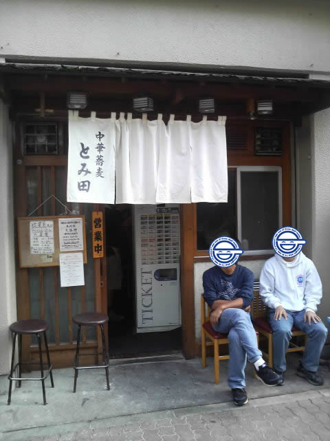 中華蕎麦 とみ田 店の入り口で待つ我々