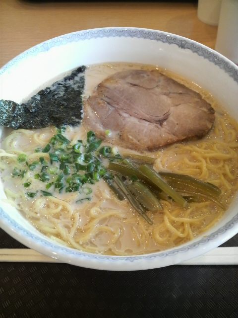 七志厨房 普通のとんこつラーメン大盛