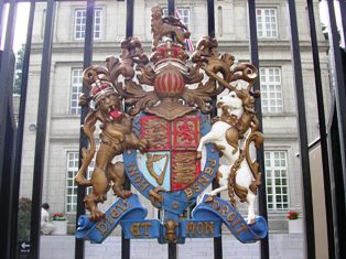イギリス大使館ロゴ