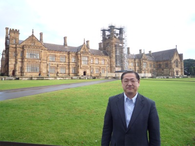 シドニー大学・修復中のメインビルディング前にて.jpg
