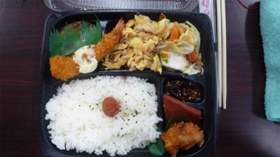 お弁当も沖縄限定「麩デラックス」!