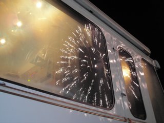 中継車と花火2006