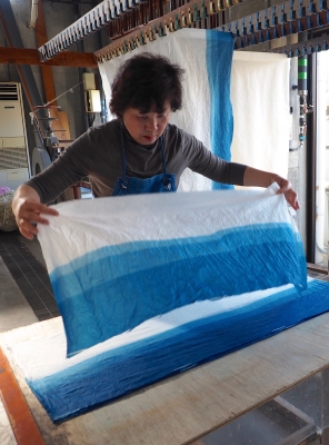 インテリア実例】藍染和紙「山並み文様」の光壁 | アワガミ