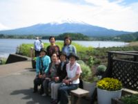 富士山をバックにハイ・・・