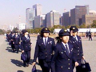 天皇誕生日の風景 女性警察官 | ありがとう 自衛官・警察官・消防士の皆さん