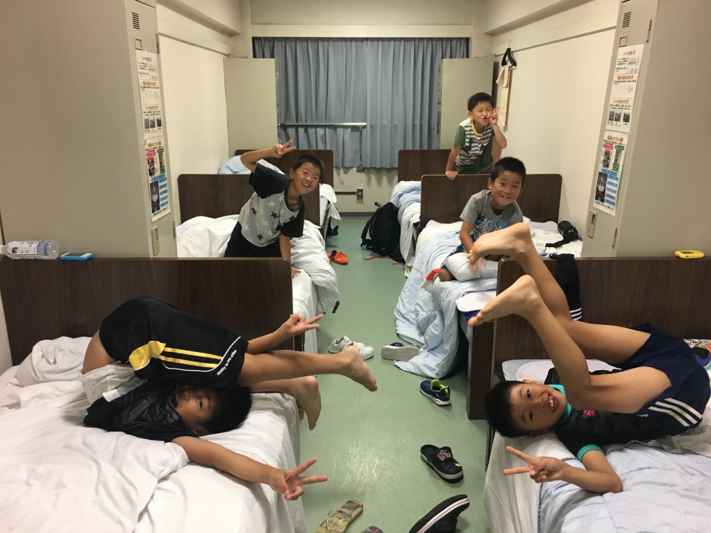 小学生　合宿　裸足 