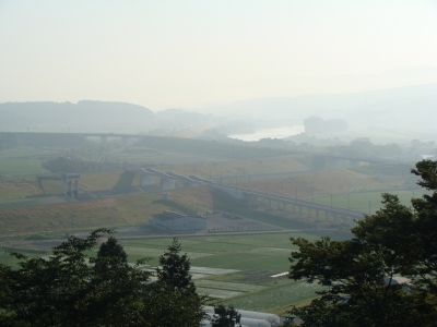 月見坂から衣川を望む