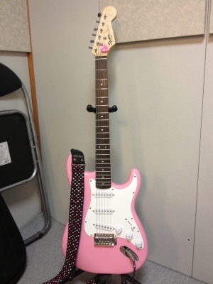 ポップカラーのストラト 東京府中ギター教室